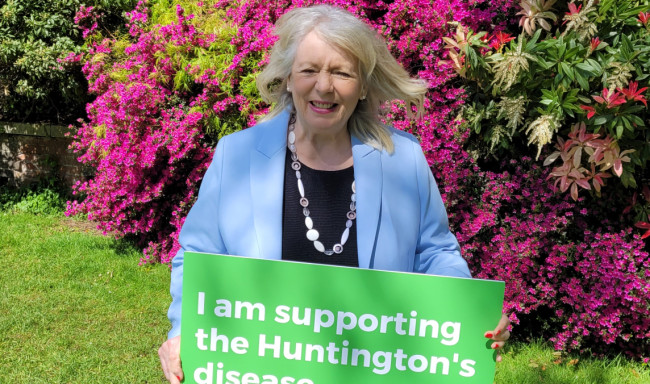Alison Steadman holding up I am supporting the Huntington's disease community sign