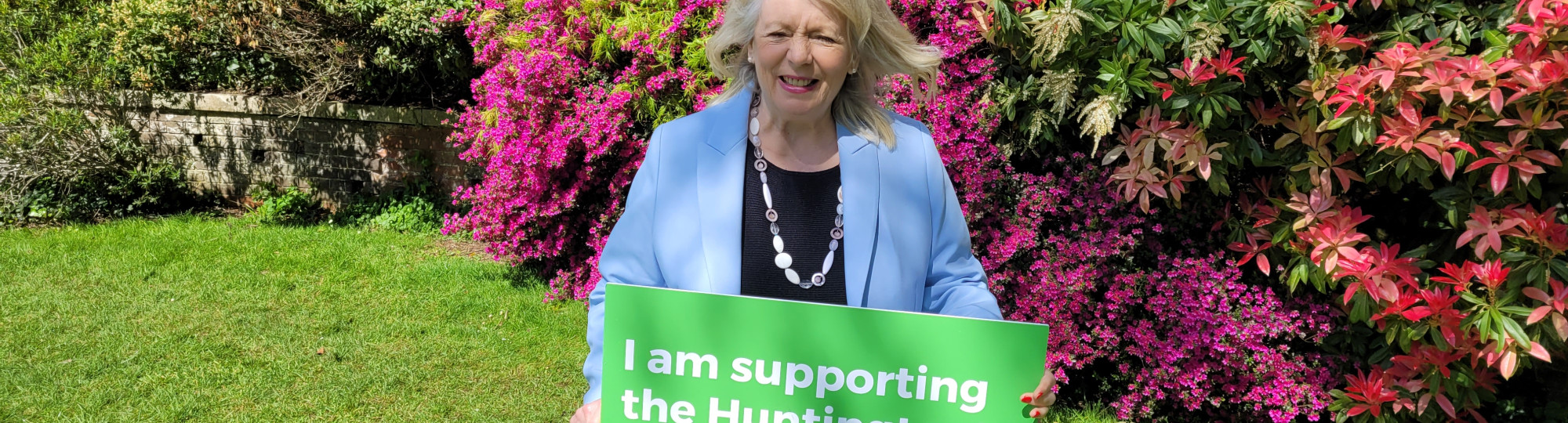 Alison Steadman holding up I am supporting the Huntington's disease community sign